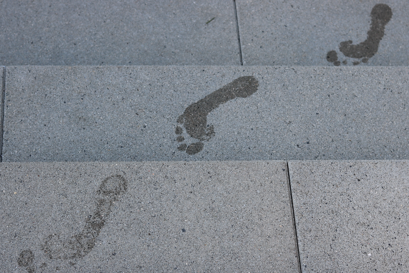 Fußabdruck auf Steinstufen