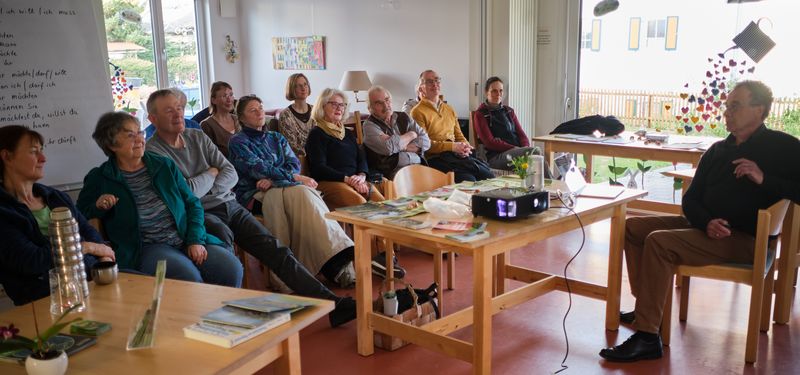 Fotovortrag von Harald Kalbhenn über Insekten in seinem Garten. Das Foto zeigt den Referenten und das Publikum im MGH Wehrheim.