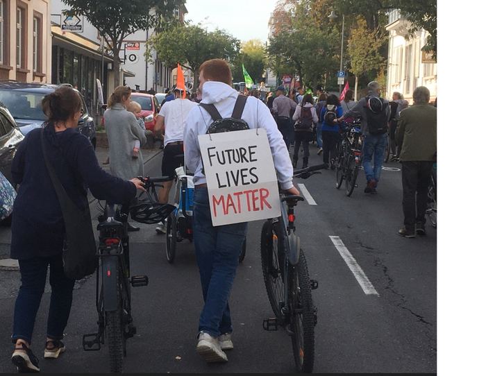 DemonstratantInnen in Bad HOmburg am 23.9.2022 anlässlich des globalen Klimastreiks