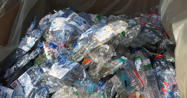 gebrauchte Plastikflaschen im Container